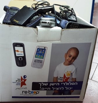 מכשירים סלולריים בתוך מתקן לפינוי פסולת אלקטרונית
