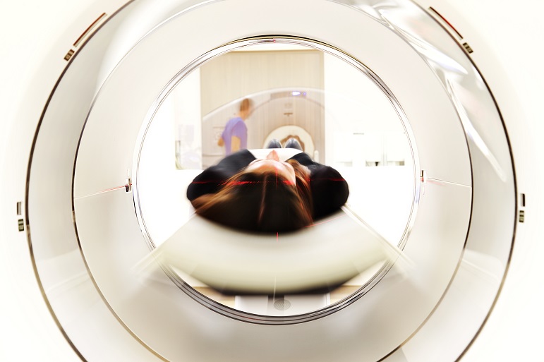 בחורה שוכבת בתוך מכשיר MRI 