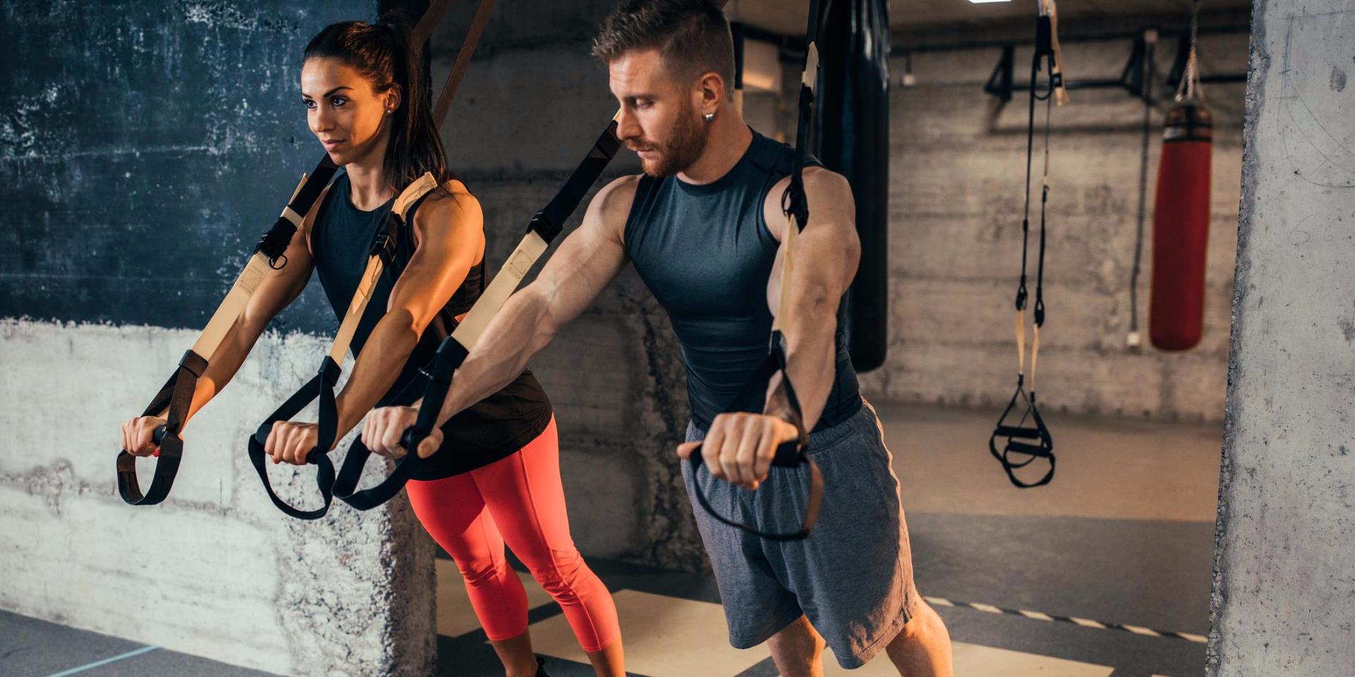 בחור ובחורה באימון TRX