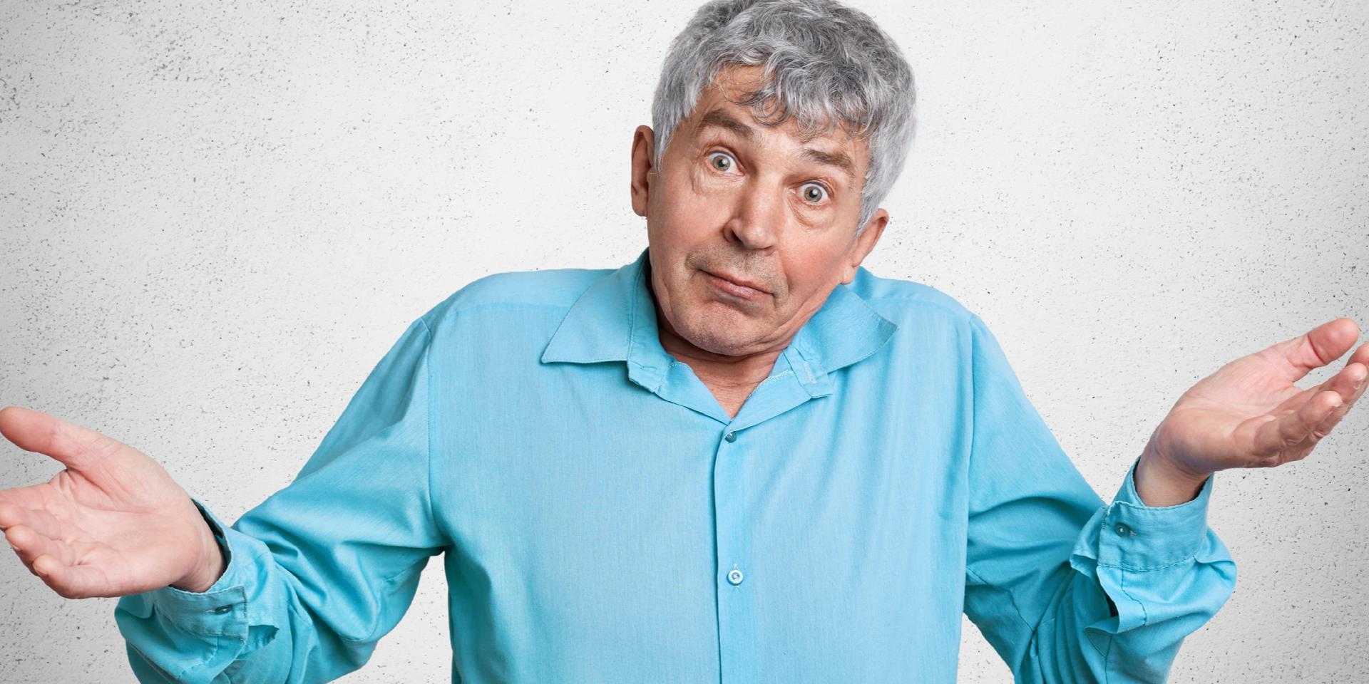 איש מבוגר מרים את הידיים לצדדים