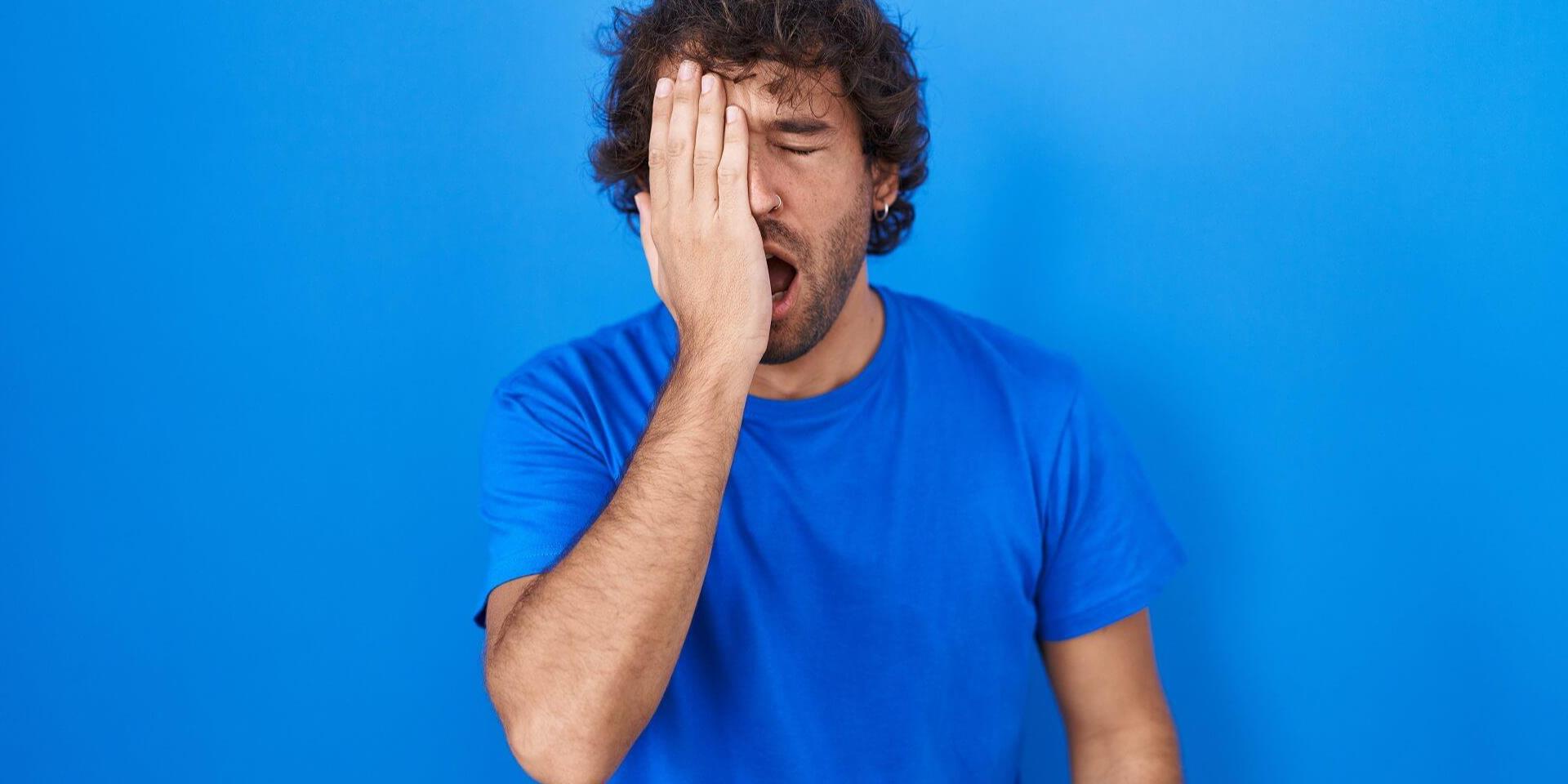 גבר עייף מפהק