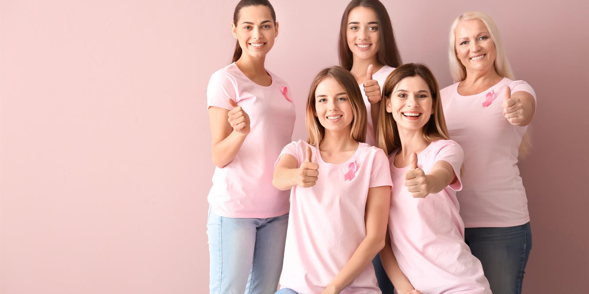 קבוצה של נשים שעונדות את הסרט הוורוד שמסמל את סרטן השד