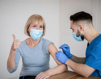 من الذين يمكنهم الحصول على جرعة التطعيم الثالثة ضد الكورونا؟