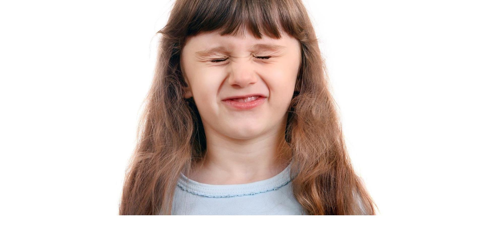 ילדה עוצמת עיניים בחוזקה