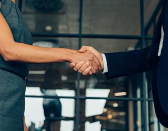كيف نزيل البقع البيضاء تحت الأظافر