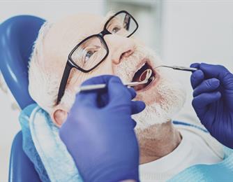 علاجات الأسنان للمسنين (72 عامًا فما فوق)