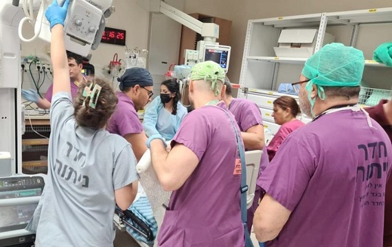 רופאים מטפלים בפצועים מהמלחמה בבית חולים סורוקה